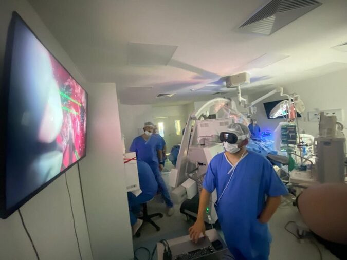 Hospital baiano é o primeiro do país a usar óculos de realidade virtual da Apple em neurocirurgias