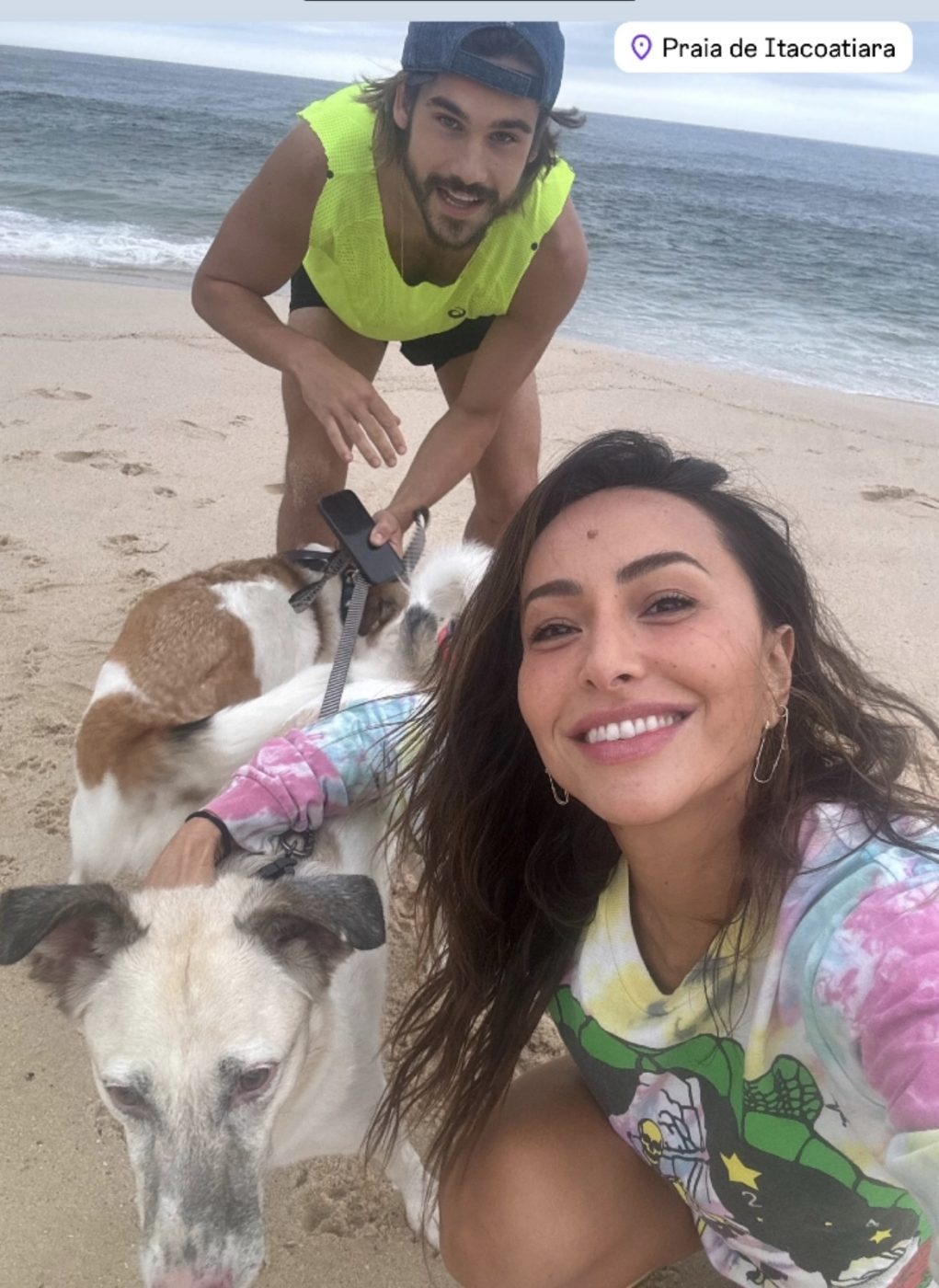 Sabrina Sato e Nicolas Prattes aproveitam praia vazia em dia nublado, no Rio de Janeiro