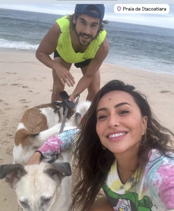 Sabrina Sato e Nicolas Prattes aproveitam praia vazia em dia nublado, no Rio de Janeiro