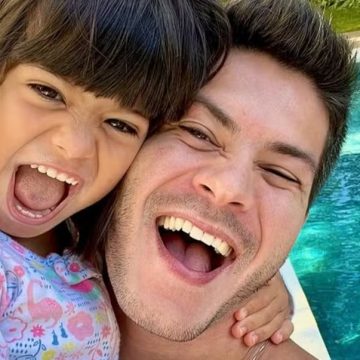 Arthur Aguiar faz festa de aniversário para a filha após polêmica com Maíra Cardi