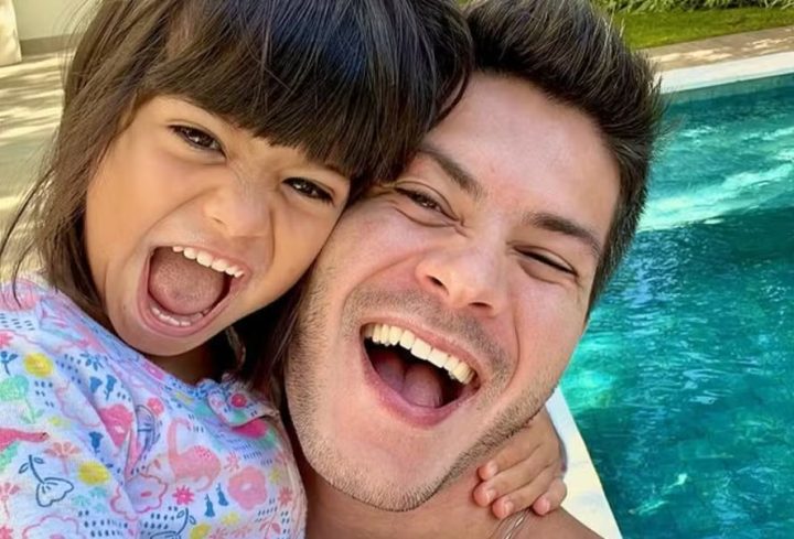 Arthur Aguiar faz festa de aniversário para a filha após polêmica com Maíra Cardi