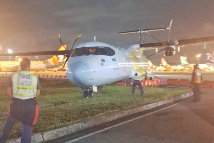 Avião da Voepass sai da pista e para na grama após falha no reboque