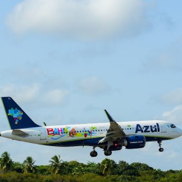 Com avião em homenagem à Bahia, Azul lança novos voos saindo de Salvador