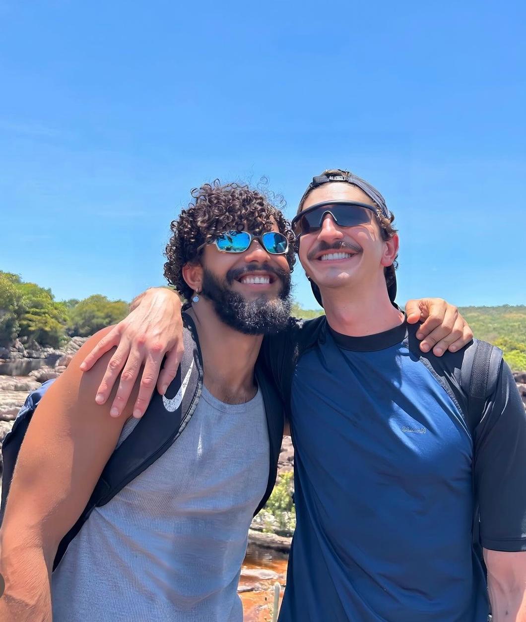 Johnny Massaro publica foto com o novo namorado em viagem à Chapada Diamantina