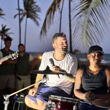 Saulo faz surpresa para hóspedes e canta em resort na Bahia; veja vídeo