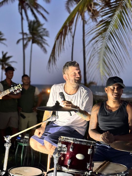 Saulo faz surpresa para hóspedes e canta em resort na Bahia; veja vídeo