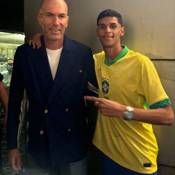 Luva de Pedreiro conhece Zidane durante evento na Espanha e comemora: ‘Sonho de criança realizado’