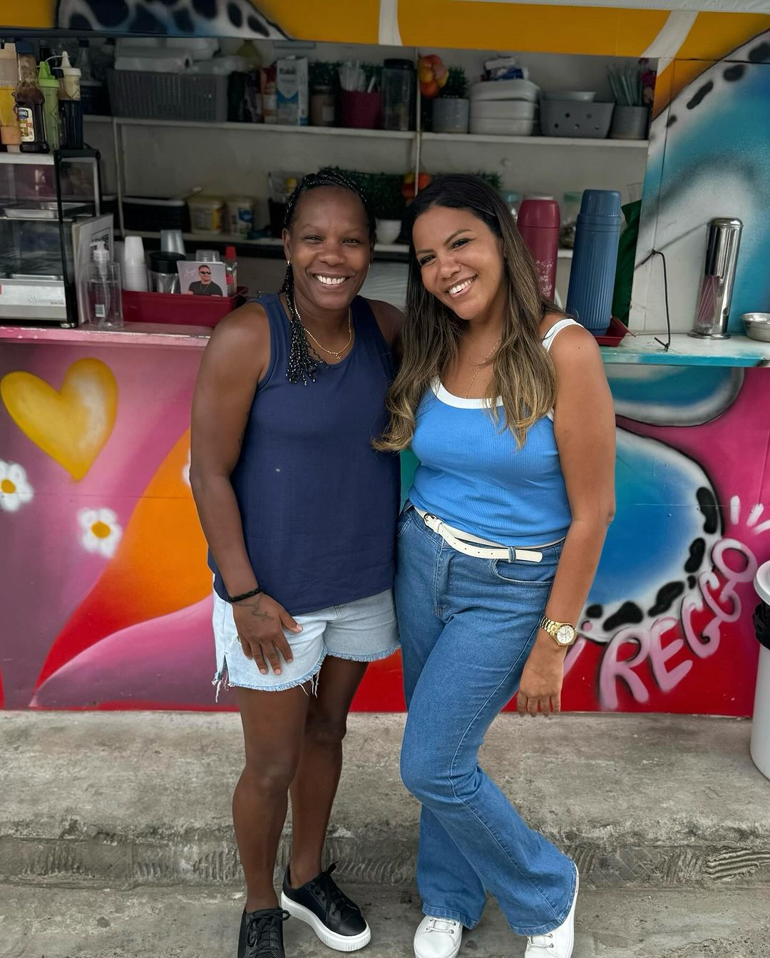 Mani Reggo lança novo hambúrguer e recebe visita de craque do futebol na barraca de lanches em Salvador