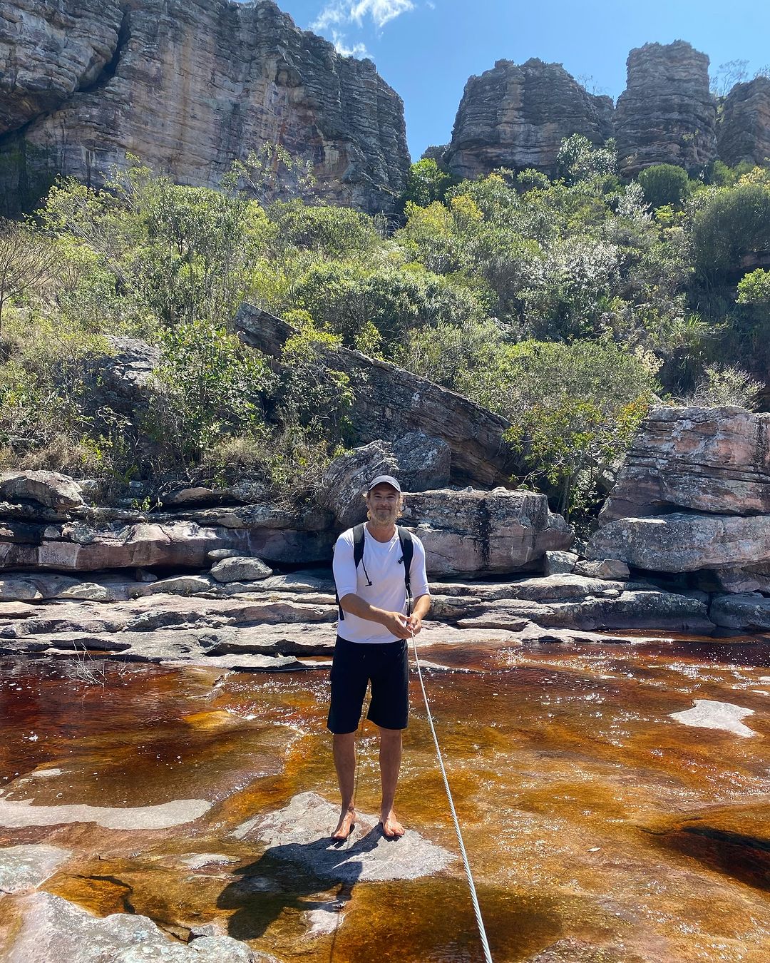 Rodrigo Santoro visita cachoeira de 85m de altura durante passagem pela Chapada Diamantina; veja fotos