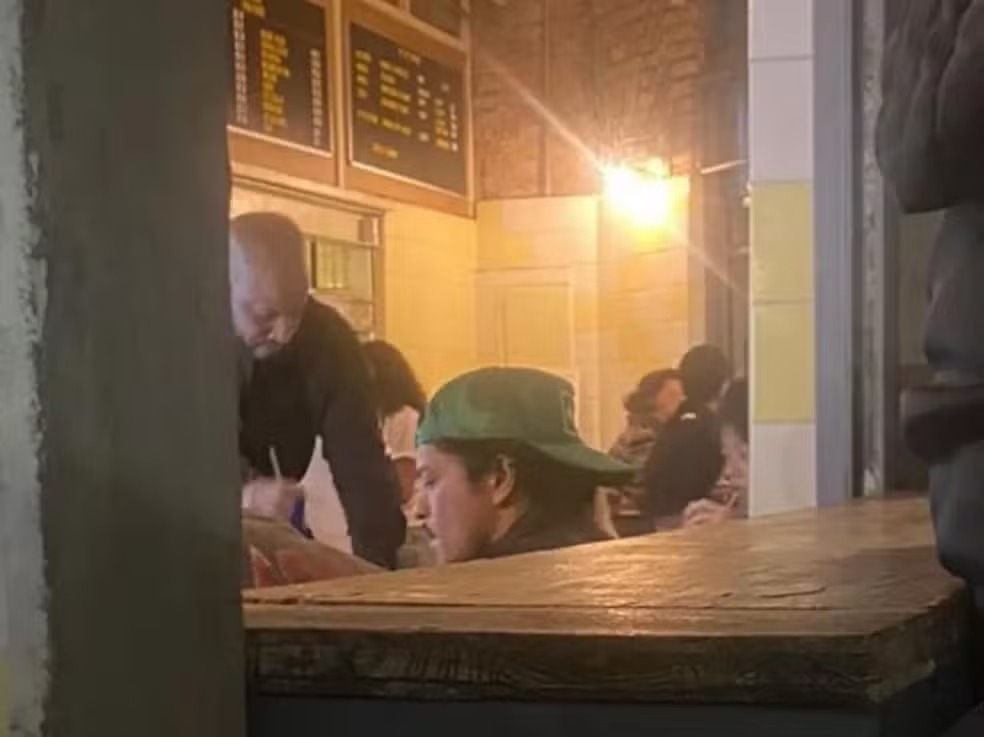 Bruno Mars vai a boteco, come coxinha e dança com cachaça na mão