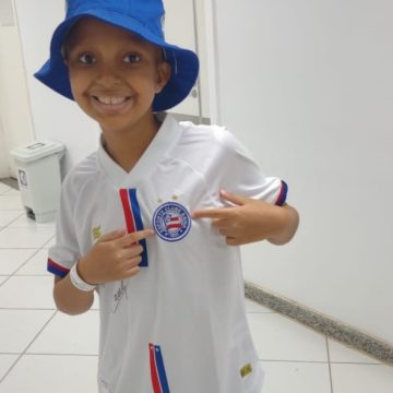 Criança diagnosticada com tumor cerebral se emociona ao receber vídeo de jogador do Bahia de presente de aniversário