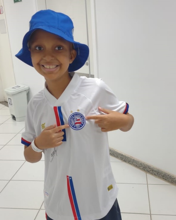 Criança diagnosticada com tumor cerebral se emociona ao receber vídeo de jogador do Bahia de presente de aniversário