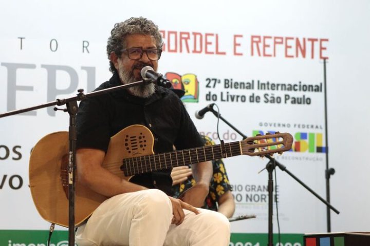 Maviael Melo lança livro de poesias inspirado em famoso brinquedo na capital baiana