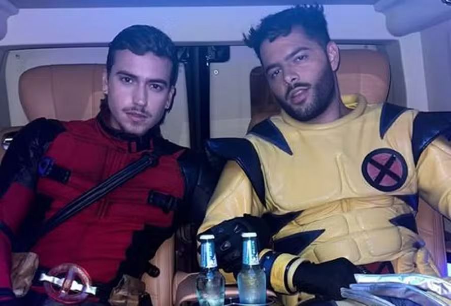 Pedro Sampaio e namorado se fantasiam de Deadpool e Wolverine para Halloween