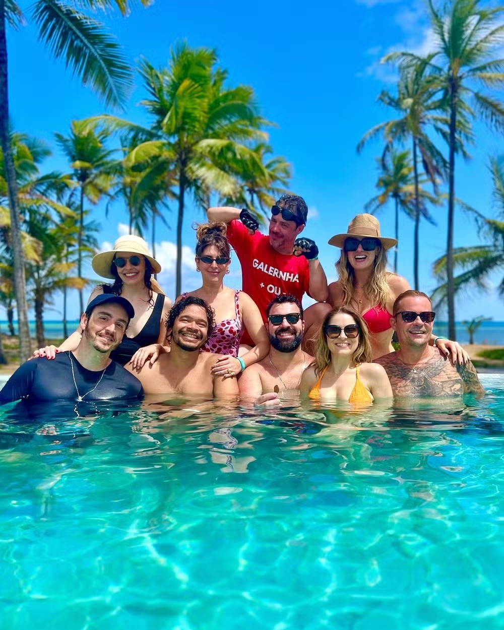 Praia e piscina na Bahia: veja tudo do reencontro do elenco de ‘Sandy & Júnior’ após 25 anos