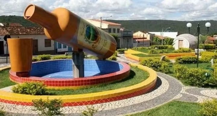 Cidade com maior número de idosos na Bahia é conhecida pela produção de cachaça