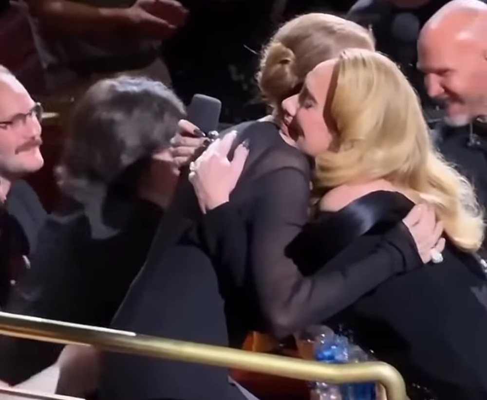 Adele se emociona e interrompe show para abraçar Céline Dion