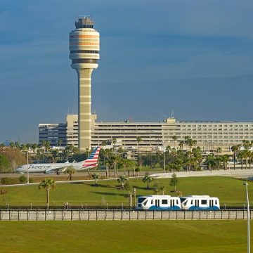 Aeroporto Internacional de Orlando retoma operações após passagem do furacão Milton