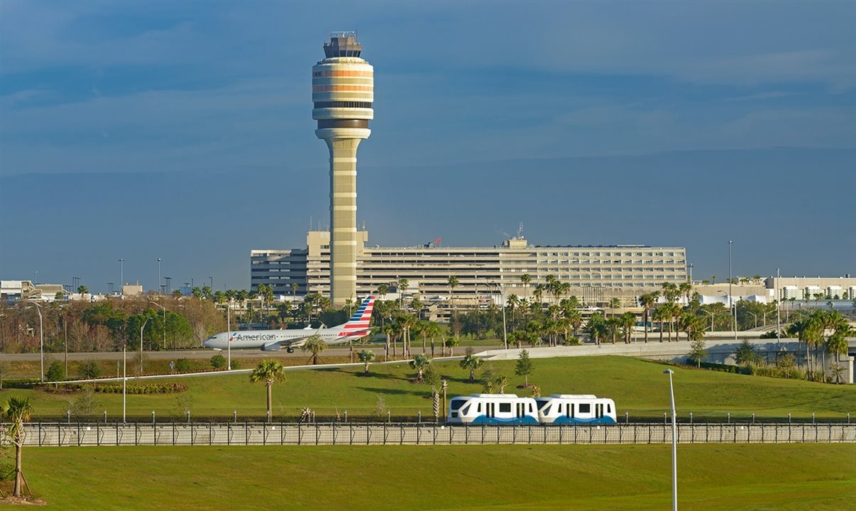 Aeroporto Internacional de Orlando retoma operações após passagem do furacão Milton