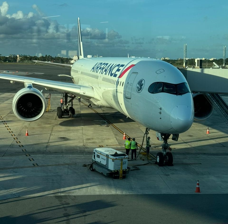 Primeiro voo da Air France aterrissa em Salvador e marca nova rota direta para Paris