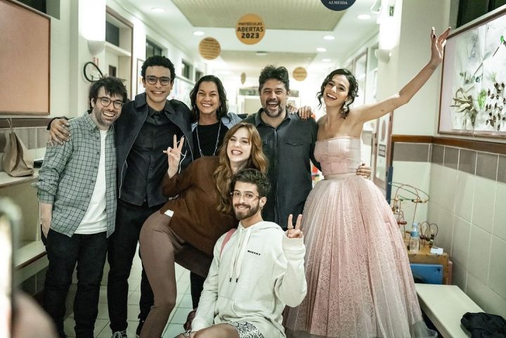 João Guilherme mostra bastidores de série romântica com Bruna Marquezine