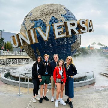 Luciano Huck e Angélica curtem férias em parque de Orlando com filhos e nora; veja fotos