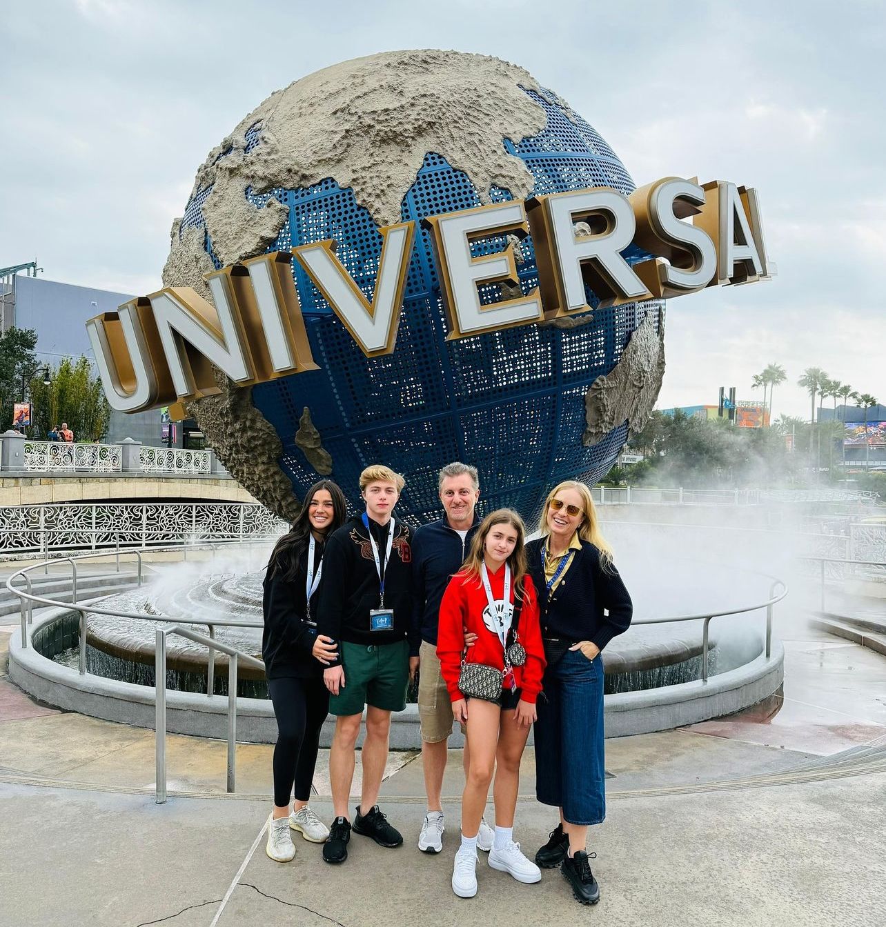 Luciano Huck e Angélica curtem férias em parque de Orlando com filhos e nora; veja fotos