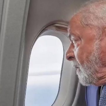 Após cinco horas no ar, avião de Lula pousa no México