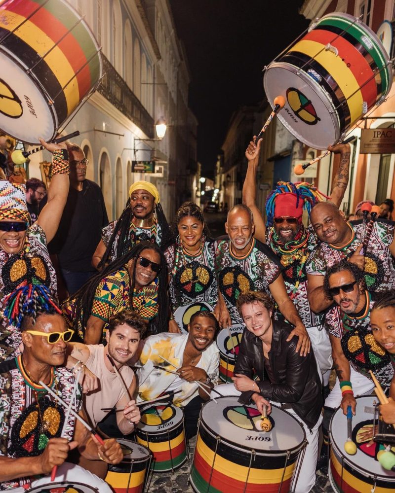 Atores da Netflix curtem noite no Pelourinho com o Olodum; veja vídeo