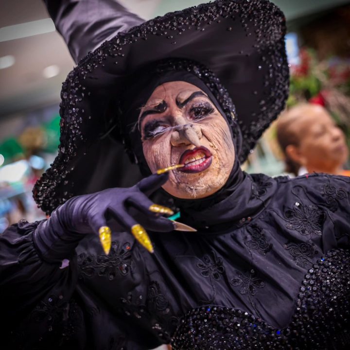 Shopping Barra celebra ’15 mil anos da Bruxa Petrônia’ no BARRALLOWEEN