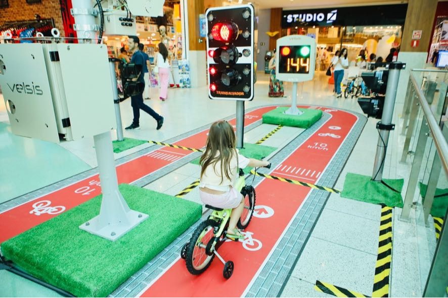 Shopping em Salvador ganha minicircuito de trânsito em homenagem ao Dia das Crianças