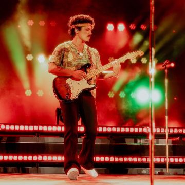 Bruno Mars toca ‘Cheia de Manias’ e leva público à loucura em show em São Paulo; veja vídeo