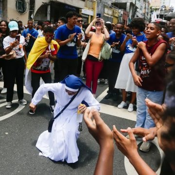 Carnaval para Jesus: trio elétrico arrasta multidão de jovens católicos pelas ruas do centro de Salvador