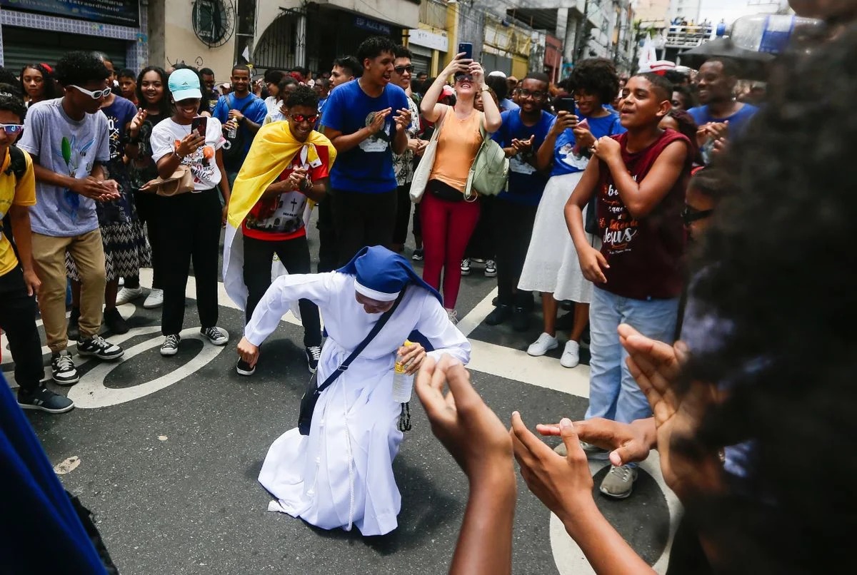 Carnaval para Jesus: trio elétrico arrasta multidão de jovens católicos pelas ruas do centro de Salvador