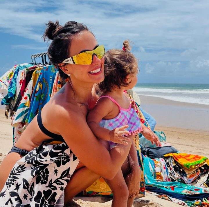 Carol Peixinho curte praia com a família em Salvador