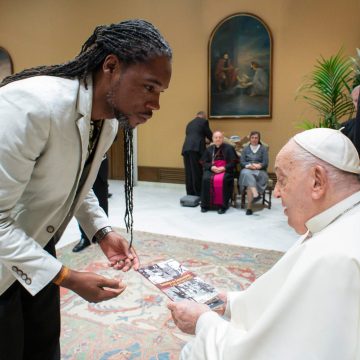 Papa Francisco recebe professor baiano e conhece projeto musical de Salvador