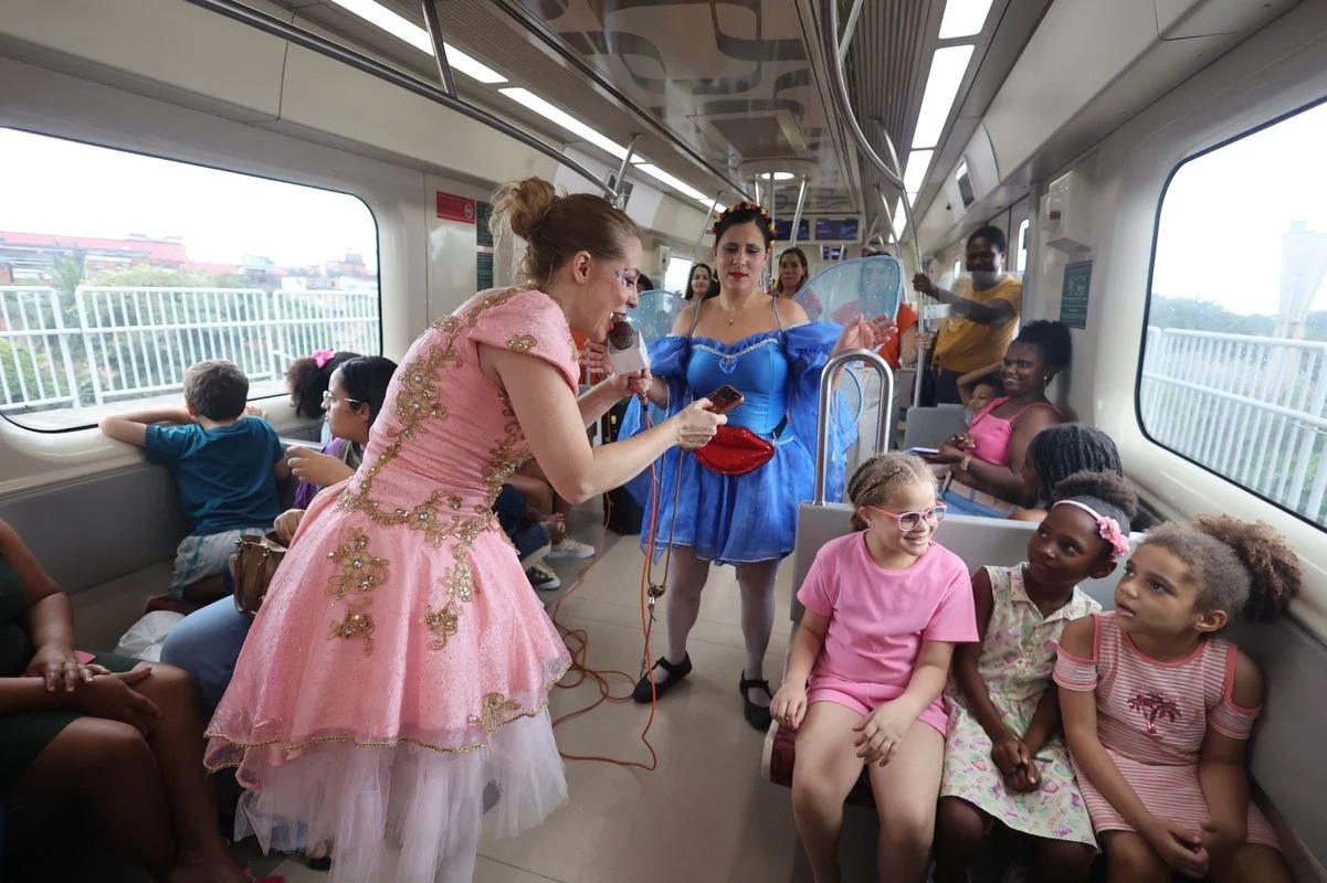 Crianças em tratamento oncológico passeiam, brincam e ouvem histórias em vagão exclusivo no metrô de Salvador