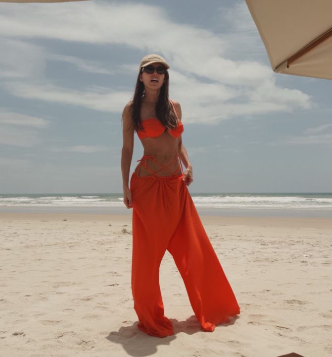 Deborah Secco curte praia na Bahia após participar de desfiles e campanhas publicitárias; veja fotos