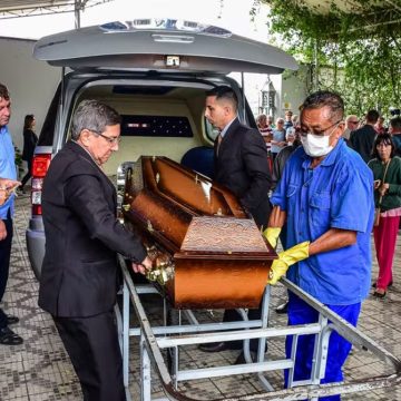 Corpo de Cid Moreira é sepultado no interior de São Paulo