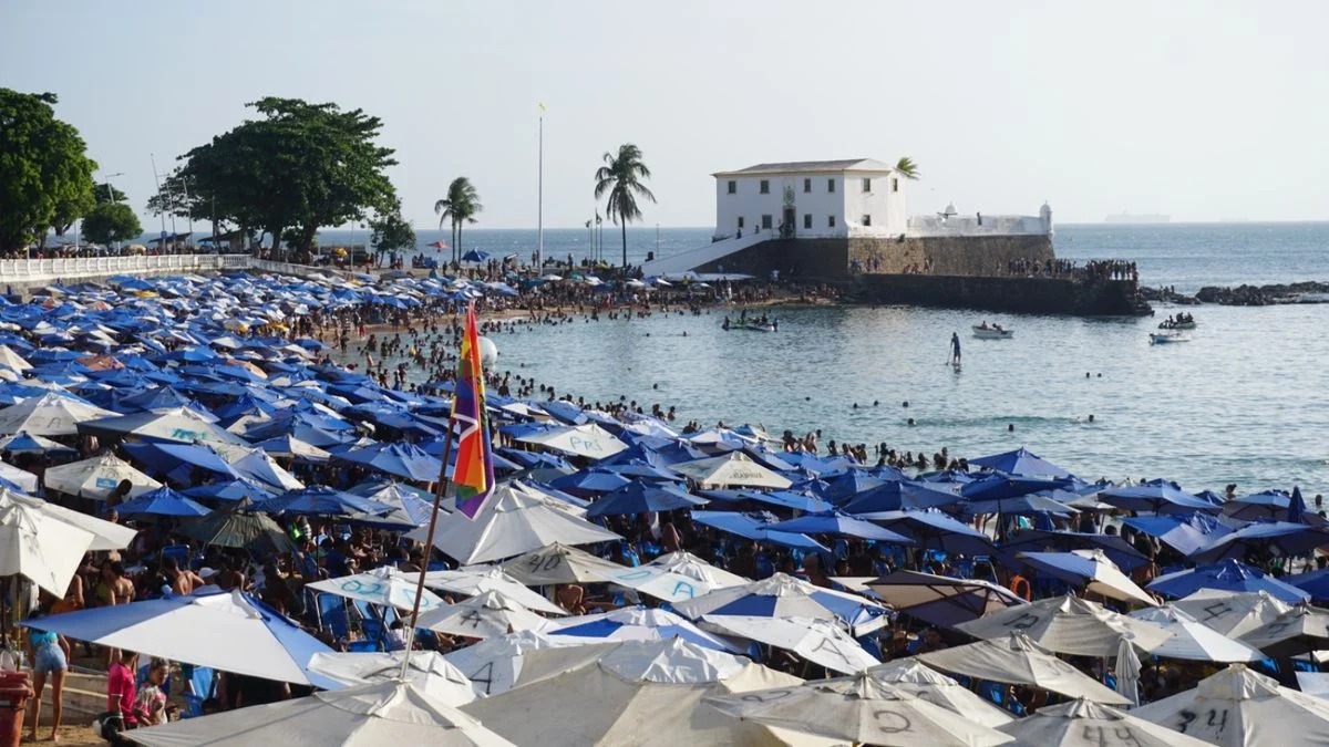 Banhistas lotam praias de Salvador no Dia do Comerciário