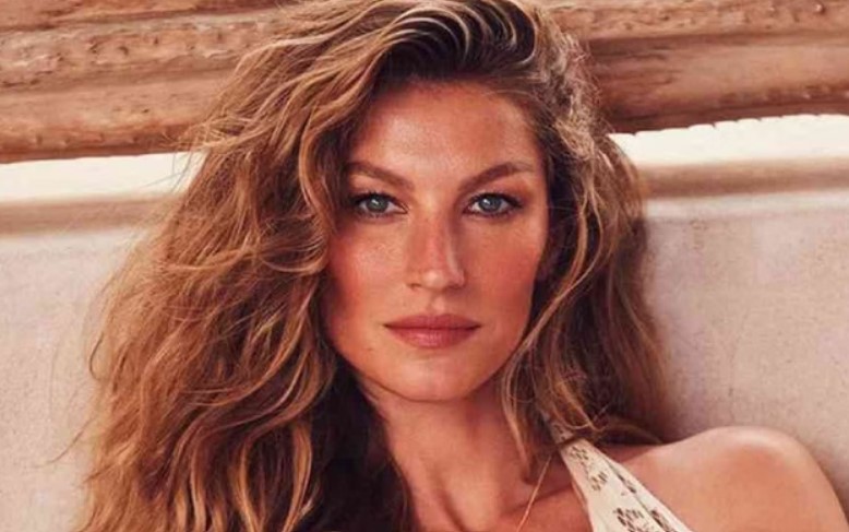 Grávida, Gisele Bündchen deixa escapar a barriguinha durante pilates; veja