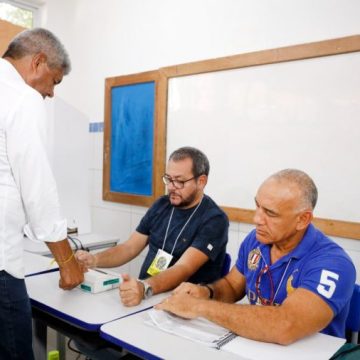 Jerônimo Rodrigues vota no primeiro turno das eleições em Salvador