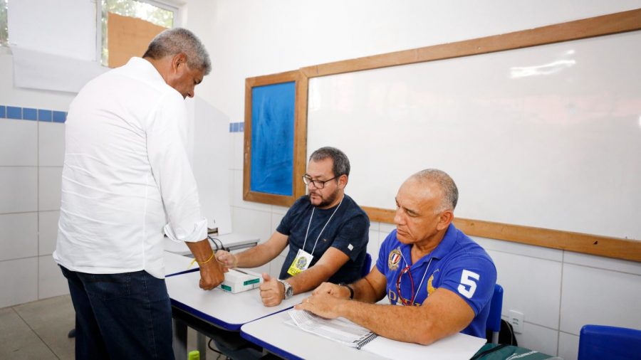 Jerônimo Rodrigues vota no primeiro turno das eleições em Salvador