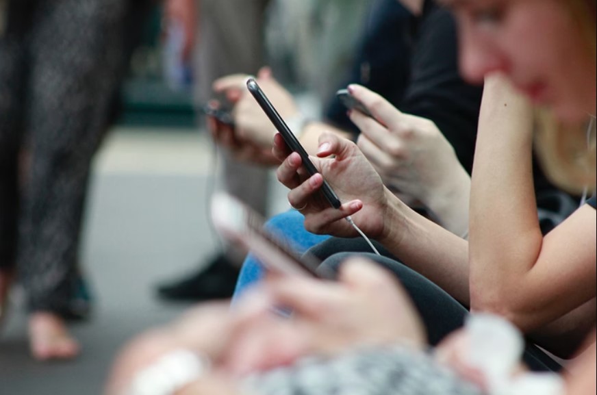 Comissão da Câmara aprova proibição de celulares nas escolas; entenda as regras