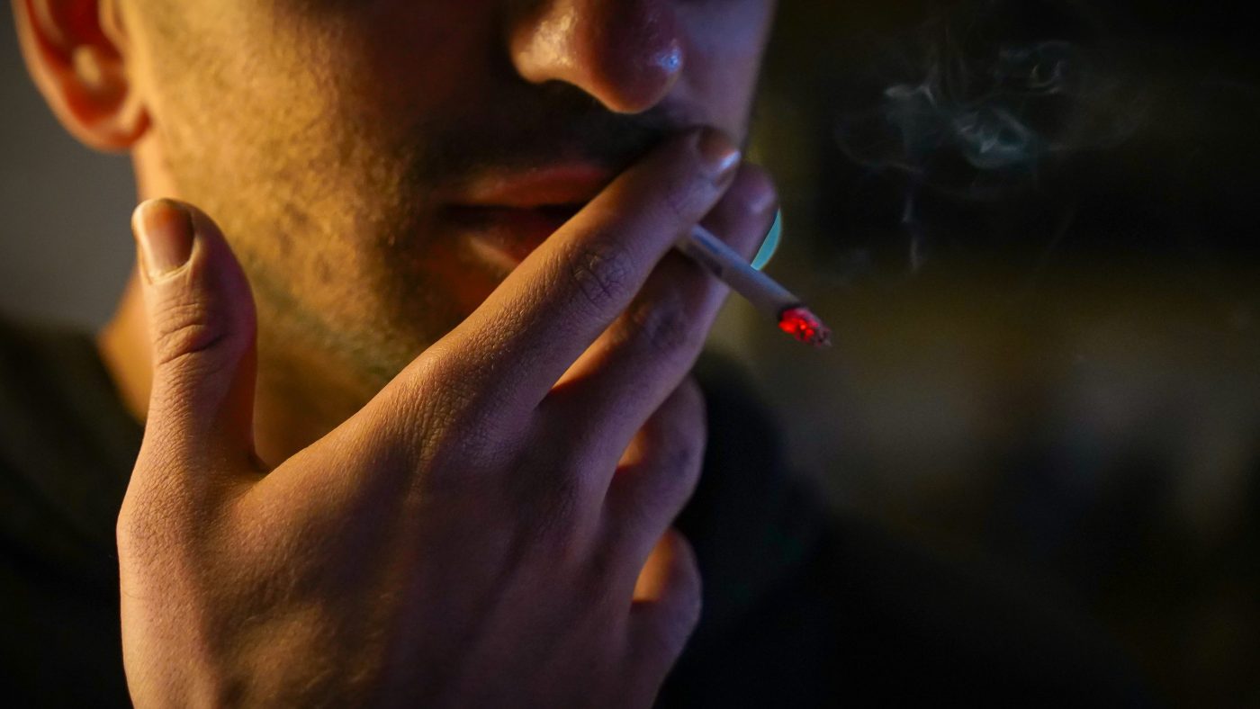 OMS sugere proibir cigarro entre jovens para reduzir a mortalidade