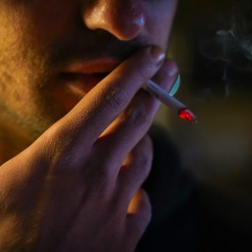 OMS sugere proibir cigarro entre jovens para reduzir a mortalidade