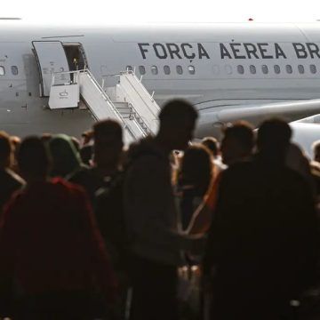 ‘Raízes do Cedro’: Terceiro voo da Força Aérea Brasileira desembarca em São Paulo com 217 resgatados do Líbano