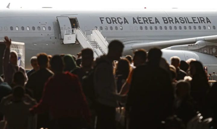 ‘Raízes do Cedro’: Terceiro voo da Força Aérea Brasileira desembarca em São Paulo com 217 resgatados do Líbano
