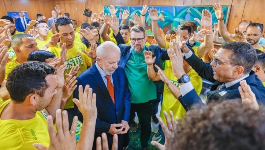 Com apresentação de coral religioso, Lula sanciona lei que cria o ‘Dia Nacional da Música Gospel’