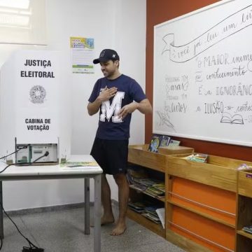 De última hora e descalço: Pablo Marçal vota faltando 5 minutos para fim da eleição; veja vídeo